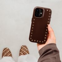 Selencia Studs Backcover met MagSafe Apple iPhone 16 - Cacao Crush